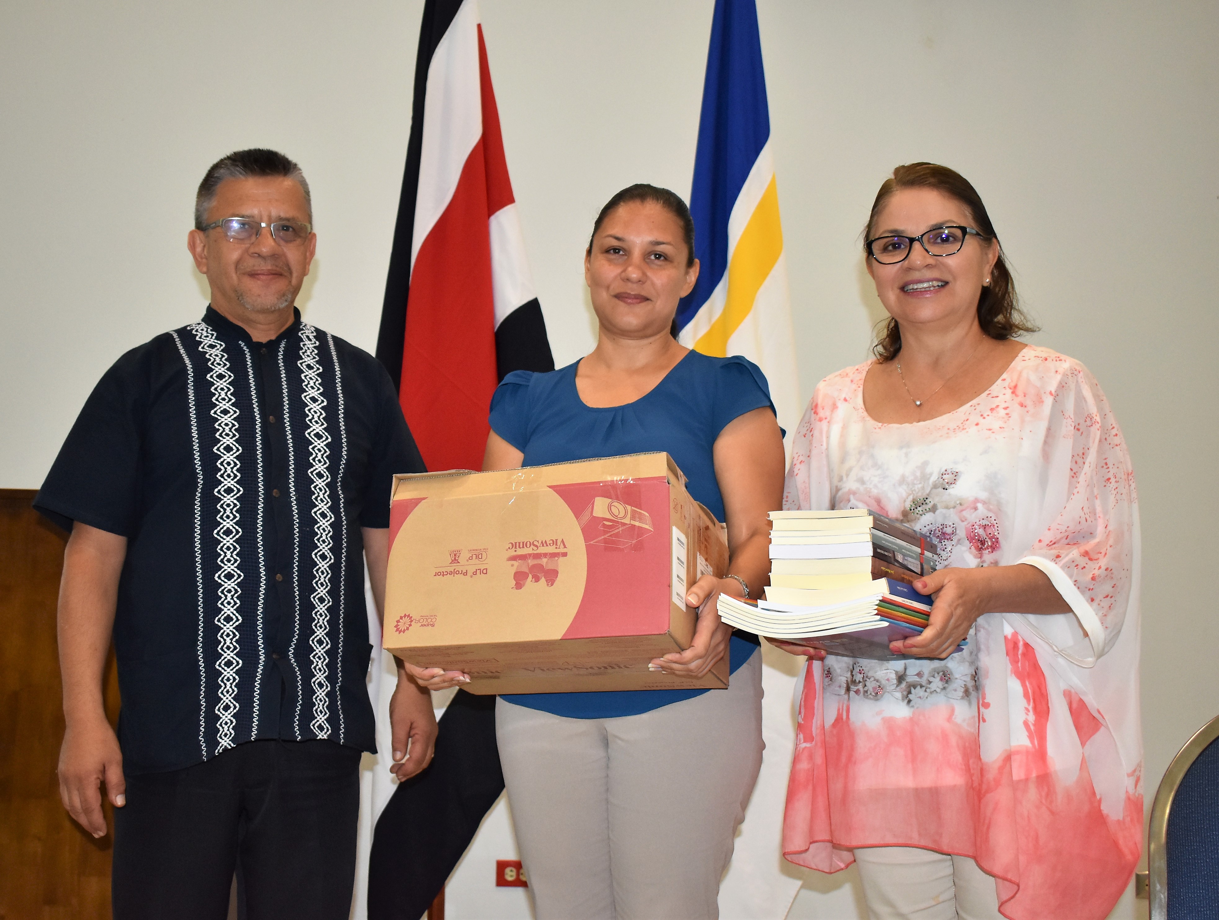 Gustavo Amador y María Isabel Brenes hacen donación a Xiomara Alfaro, bibliotecaria de la Biblioteca Pública de Upala
